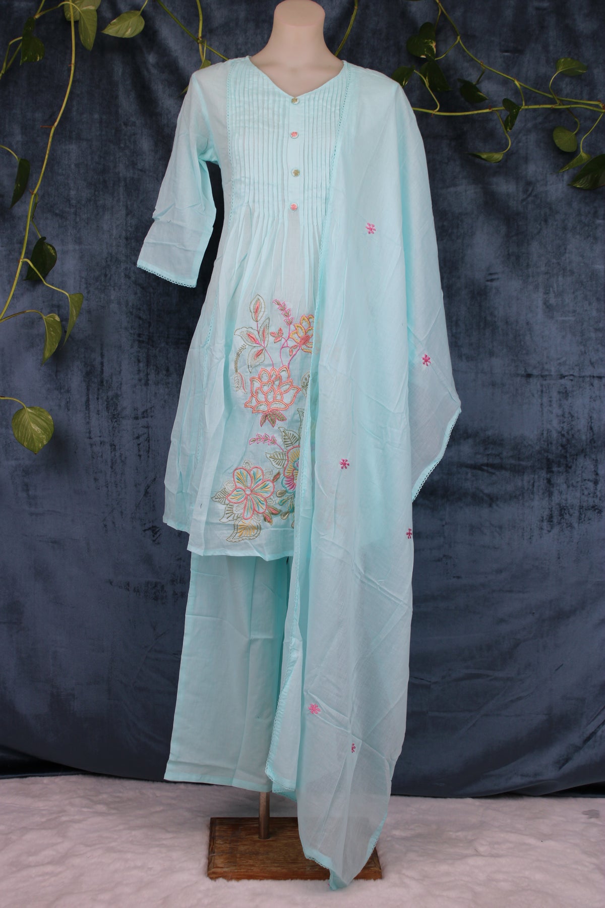 Parnita - Straight Suit
