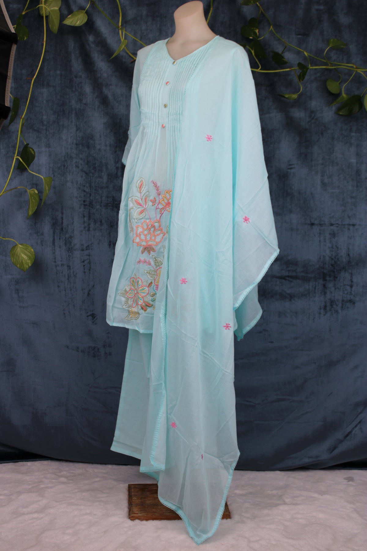 Parnita - Straight Suit