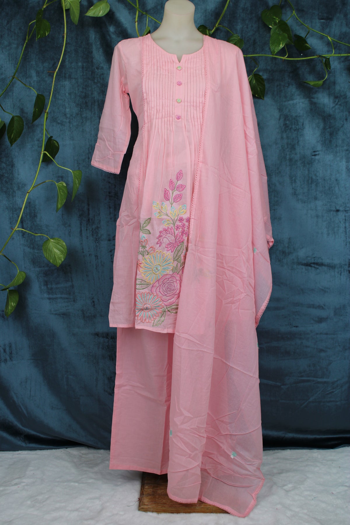 Parnita - Straight Suit