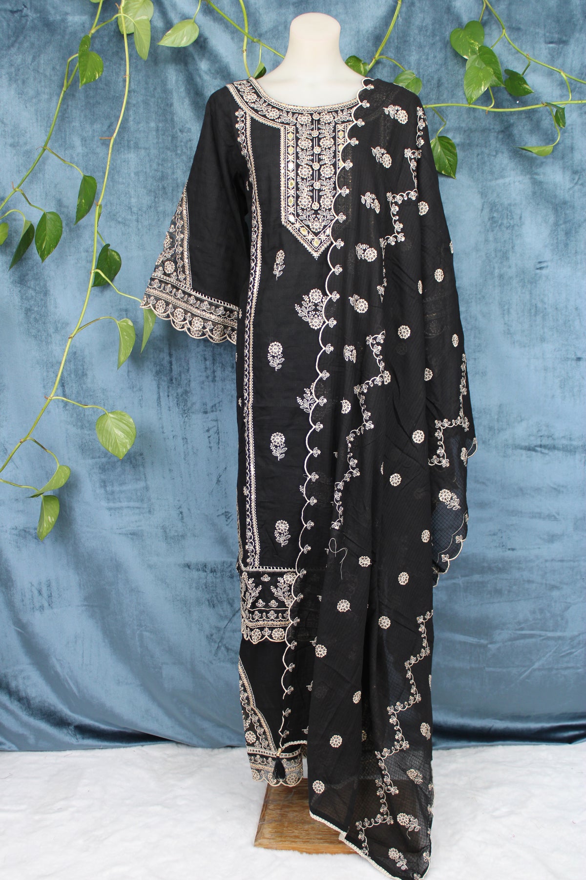 Uditi - Straight Suit