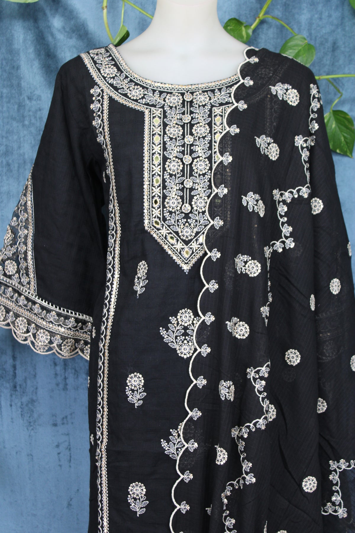 Uditi - Straight Suit