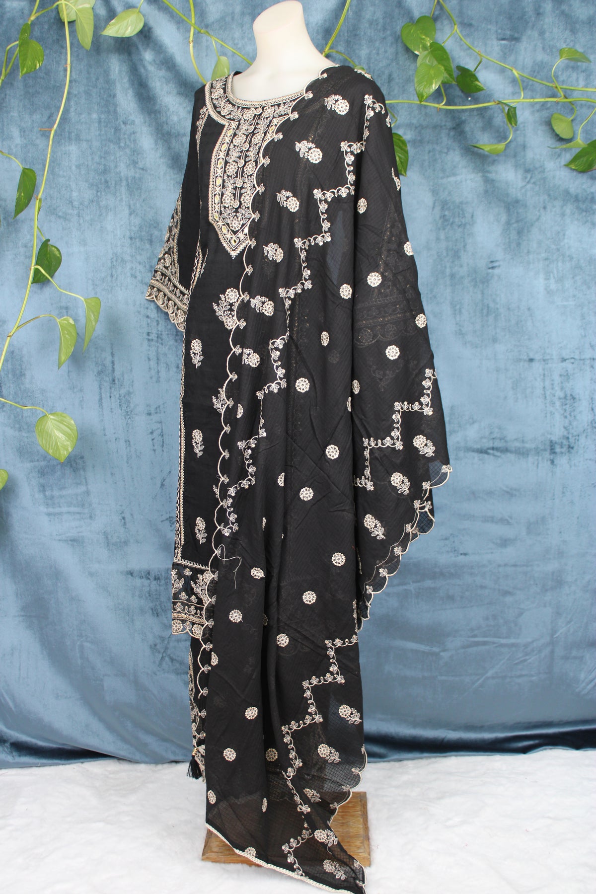 Uditi - Straight Suit